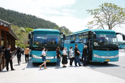 共赴山海之約 63臺(tái)蘇州金龍海格客車(chē)助力嶗山景區(qū)旅游業(yè)務(wù)升級(jí)